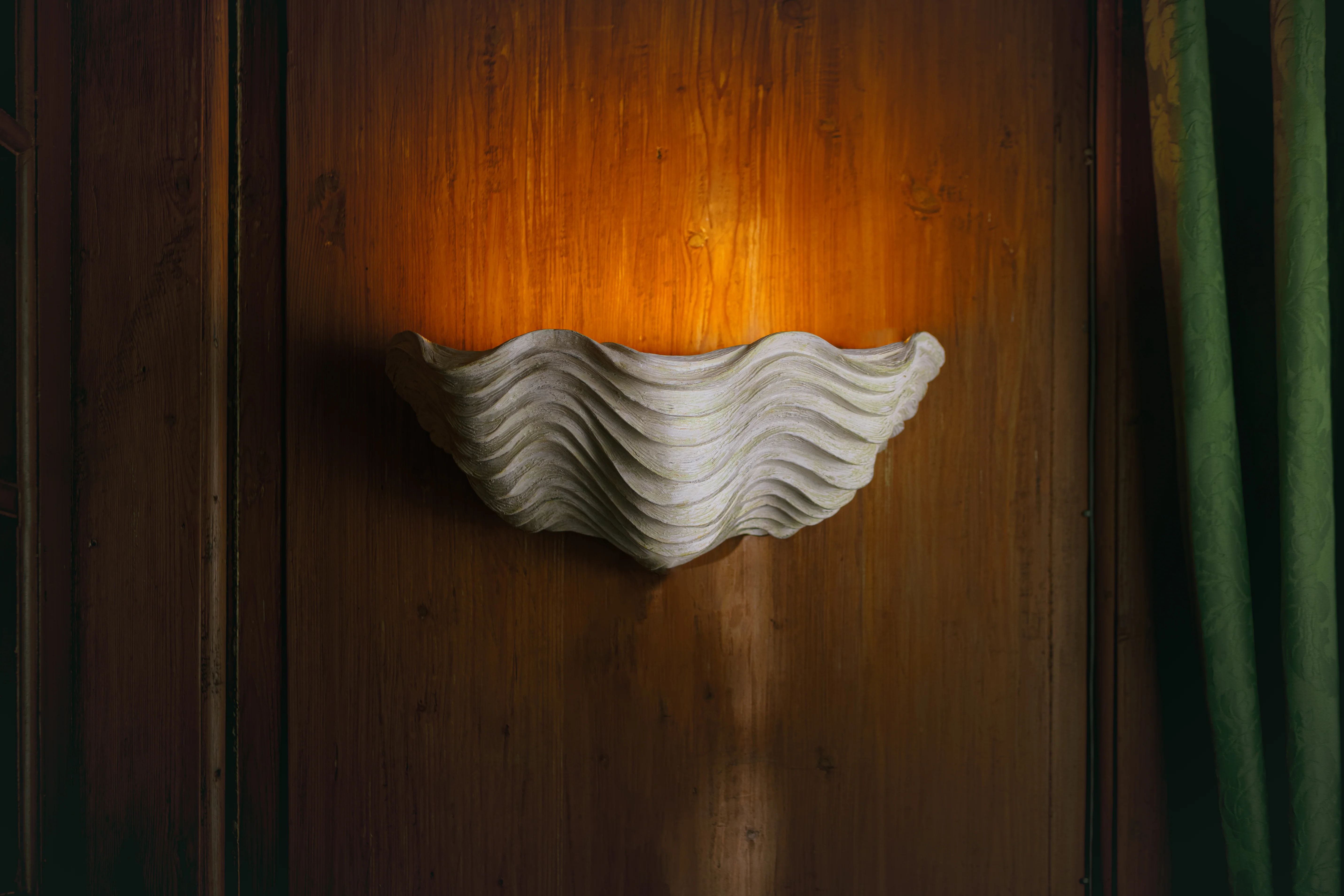 Clam Shell Wall Light Large - Image 4